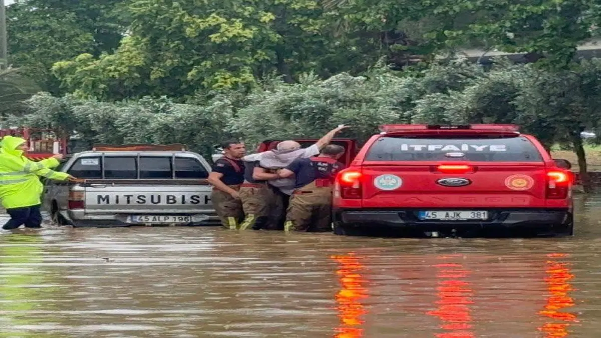 Manisa'da sağanak sele sebep oldu görseli