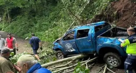 Rize’de feci kaza: Bahçeye giden çift uçuruma yuvarlanan  kamyonette can verdi