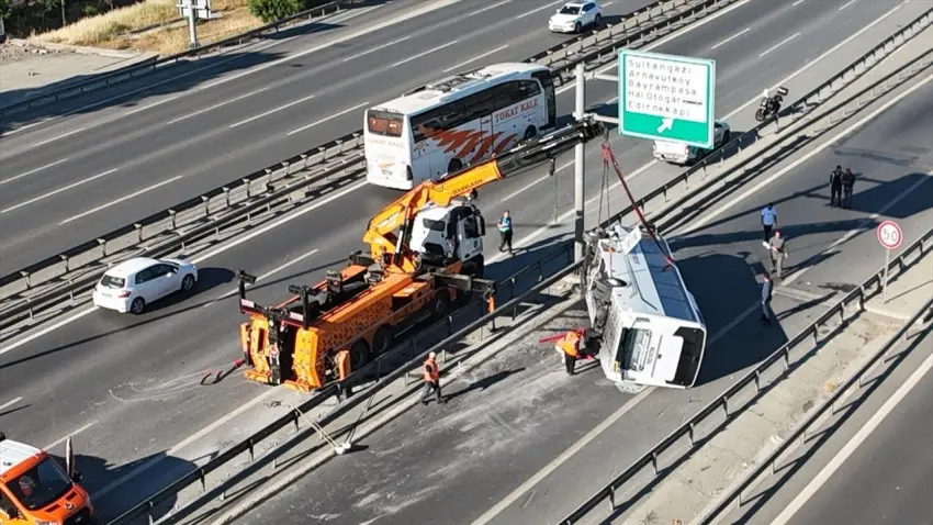 TEM Otoyolu'nda midibüs devrildi: 12 yolcu yaralandı haberinin görseli