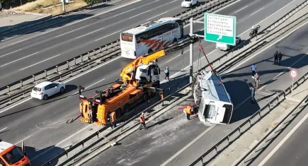 TEM Otoyolu'nda midibüs devrildi: 12 yolcu yaralandı