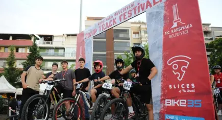 Türkiye’de bir ilk: Karşıyaka’da gece düzenlenen ilk Pump Track Bisiklet Yarışı nefes kesti
