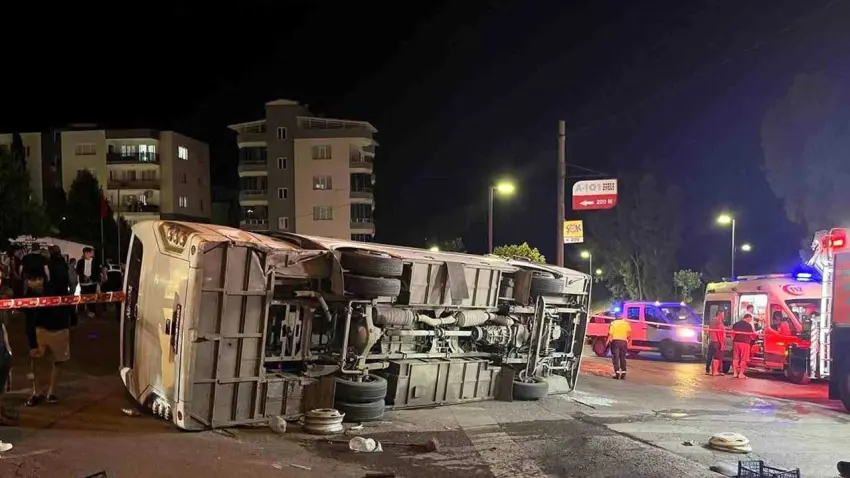 Aliağa’da servis otobüsü ile otomobil çarpıştı: 4 yaralı haberinin görseli