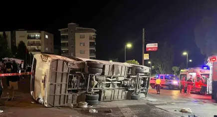 Aliağa’da servis otobüsü ile otomobil çarpıştı: 4 yaralı