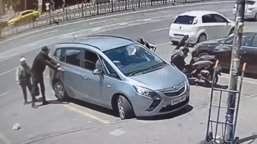 Araçta eşini bekleyen turistin çantasını çalan hırsızlar, içini boşaltıp çantayı geri koydu