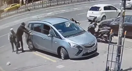Araçta eşini bekleyen turistin çantasını çalan hırsızlar, içini boşaltıp çantayı geri koydu