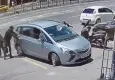Araçta eşini bekleyen turistin çantasını çalan hırsızlar, içini boşaltıp çantayı geri koydu