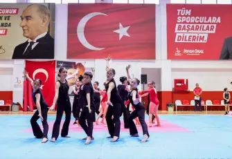 Bayraklı’da kursiyerlerden yıl sonu gösterisi