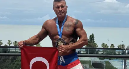 Dünyanın en güçlü müdürü! Türker Uygur Gürcistan’da altın madalyayı kaptı