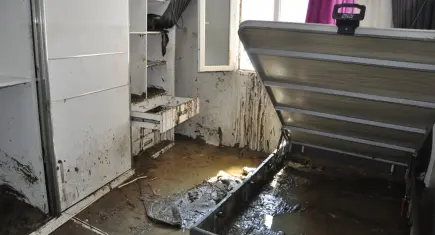 Evi sel suları altında kaldı: Komşularının yardımıyla kurtarıldı