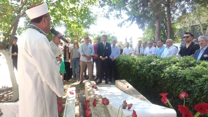 İzmir’in unutulmaz Başkanı Piriştina mezarı başında anıldı haberinin görseli