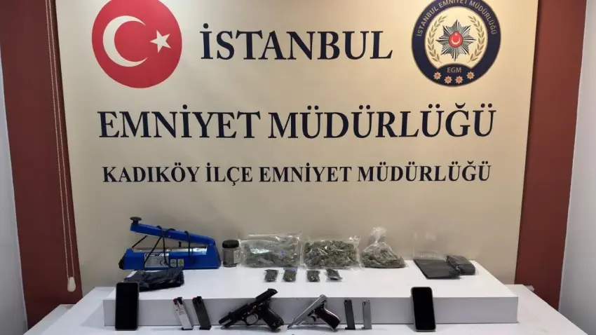 Kadıköy'de polisten kaçan zehir tacirleri yakalandı haberinin görseli