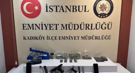 Kadıköy'de polisten kaçan zehir tacirleri yakalandı