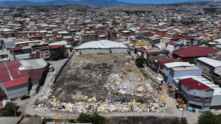 Karabağlar Sanayi Sitesi’ndeki atıklar tepki çekti haberinin görseli