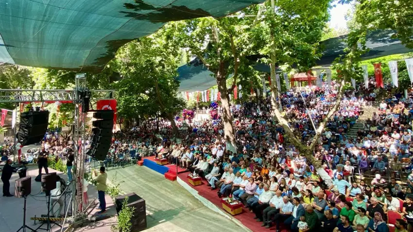 Kiraz ve Meyve Fidanı Festivali’nde Sümer Ezgü rüzgârı esti haberinin görseli