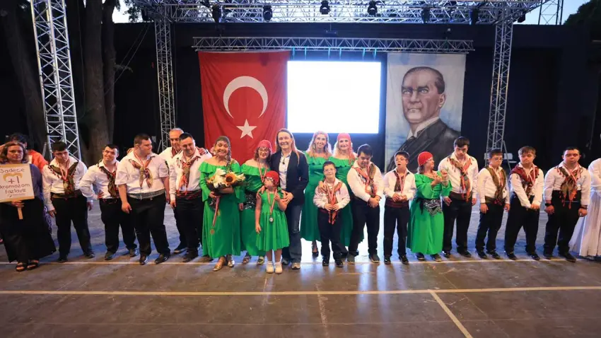 Konak’ta Halk Oyunları Şenliği 20. kez sahne aldı haberinin görseli
