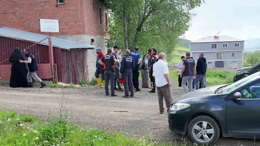 Sulama kanalına düşen 3 yaşındaki çocuk kalp masajıyla hayata döndürüldü haberinin görseli