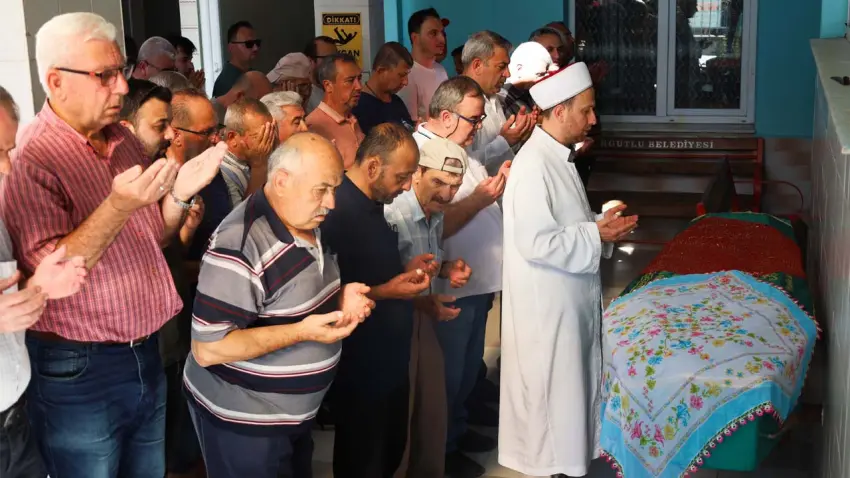 Uzaklaştırma kararı bulunan boşanma aşamasındaki eşi tarafından öldürülen kadın defnedildi
