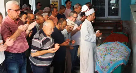 Uzaklaştırma kararı bulunan boşanma aşamasındaki eşi tarafından öldürülen kadın defnedildi
