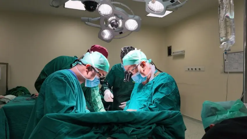 Dünya tıp tarihinde bir ilk: Malatya’da 22 saatte 8’li çapraz karaciğer nakli haberinin görseli