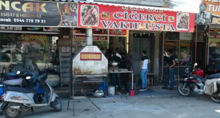 Kebapçıda bıçaklı kavga: 1 kişi yaralandı