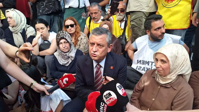 Özgür Özel açlık grevindeki öğretmenleri ziyaret etti: Bu öğretmenlerin hakkını verin