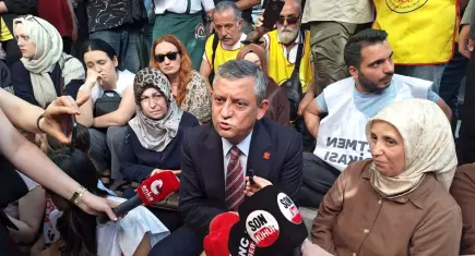 Özgür Özel açlık grevindeki öğretmenleri ziyaret etti: Bu öğretmenlerin hakkını verin