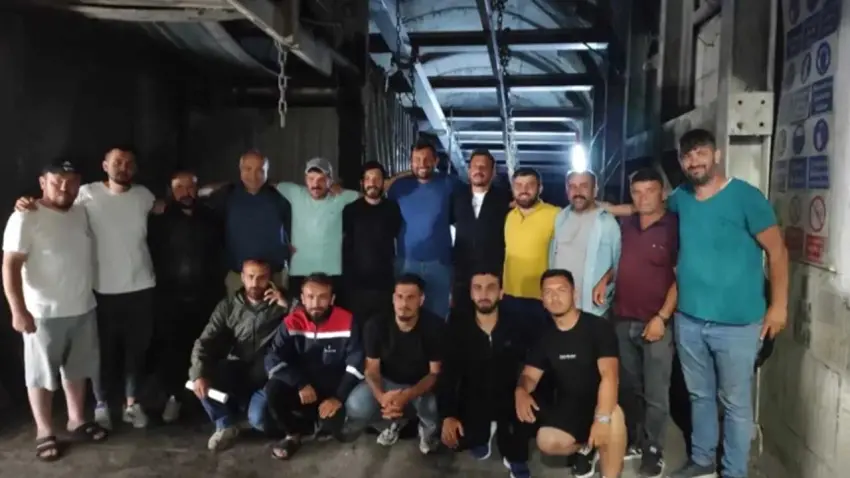 Yer altındaki açlık grevi son buldu! Madenciler alkışlar ve sloganlarla karşılandı haberinin görseli