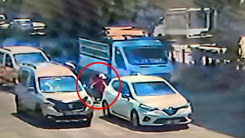 Yolun karşısına geçmeye çalışan 4 yaşındaki çocuk iki aracın altında kalarak can verdi