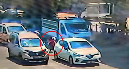 Yolun karşısına geçmeye çalışan 4 yaşındaki çocuk iki aracın altında kalarak can verdi