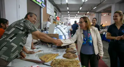 Başkan Vekili Akın semt pazarlarında vatandaşlarla buluştu