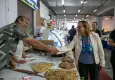 Başkan Vekili Akın semt pazarlarında vatandaşlarla buluştu