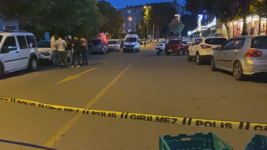 Parkta silahlı saldırı sonucu 3’ü ağır 5 kişi yaralandı: Şüphelilerin aracı yanmış halde bulundu haberinin görseli
