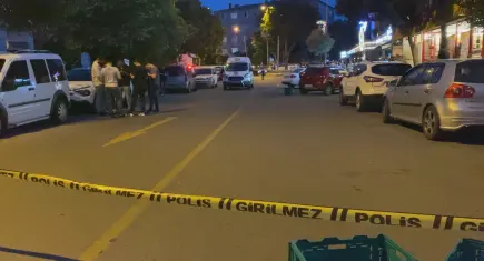 Parkta silahlı saldırı sonucu 3’ü ağır 5 kişi yaralandı: Şüphelilerin aracı yanmış halde bulundu