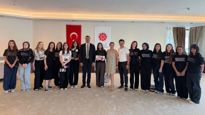Yarınlara İz Bırak projesinde genç gazeteciler ödüllerini aldı haberinin görseli