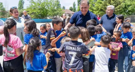 Başkan Tugay’dan Kirazlı öğrencilere Karne sürprizi