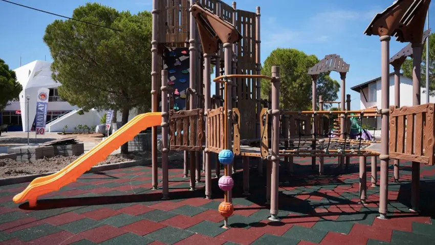 Çeşme’de parklar ve spor alanları yenileniyor haberinin görseli