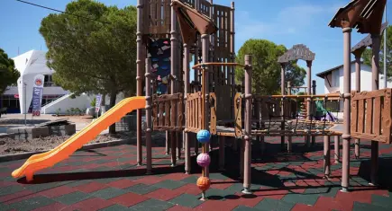 Çeşme’de parklar ve spor alanları yenileniyor