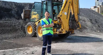 Hayalinin peşinden gitti, kepçenin başına geçti