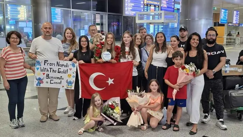 İtalya’da tarihi başarıya imza atan Eda Savcıgil İzmir’de coşkuyla karşılandı haberinin görseli