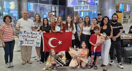 İtalya’da tarihi başarıya imza atan Eda Savcıgil İzmir’de coşkuyla karşılandı