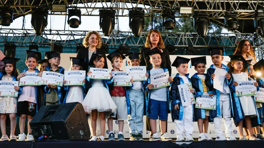 İzmir’de çocuklara yıl sonu şenliği haberinin görseli