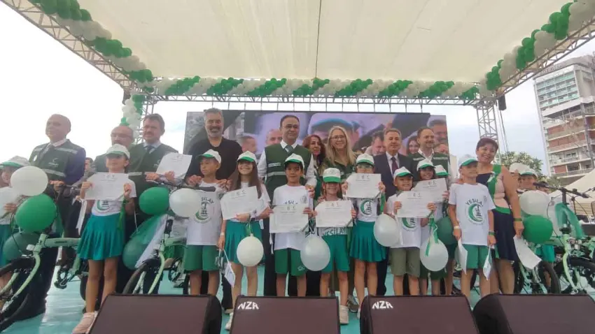 İzmir'de Yeşilay bağımsızlık festivali coşkusu haberinin görseli