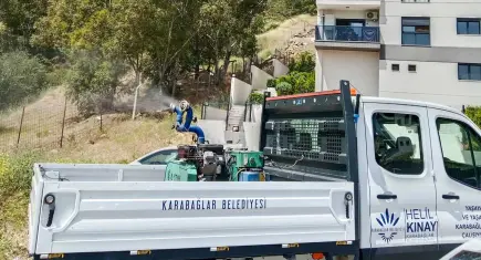 Karabağlar’da 58 mahallede ilaçlama mesaisi