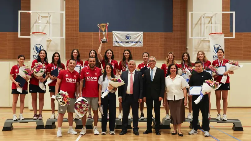 Yaşar Üniversitesi Kadın Voleybol Takımı Türkiye Şampiyonu haberinin görseli