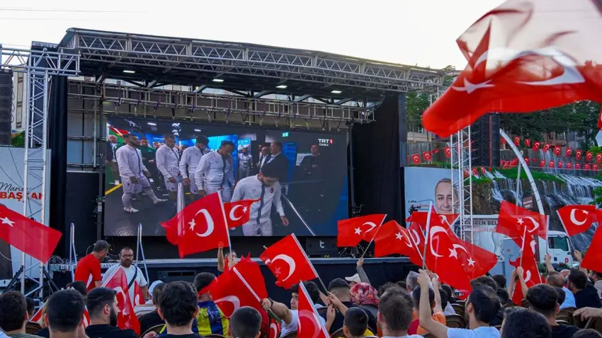 İçişleri Bakanlığı'ndan 81 ile YKS talimatı: Meydanlardaki dev ekranlarda milli maç yayınları iptal edildi! haberinin görseli