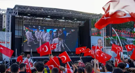 İçişleri Bakanlığı'ndan 81 ile YKS talimatı: Meydanlardaki dev ekranlarda milli maç yayınları iptal edildi!