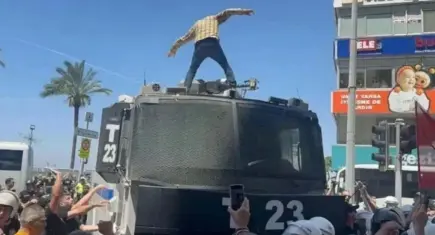 İzmir’de CHP mitingi sırasında TOMA’ya tırmanan Deniz Yolçu tahliye edildi