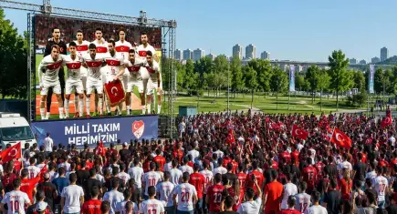 Milli maça YKS engeli: Meydanlarda maç izlemek yasaklandı!