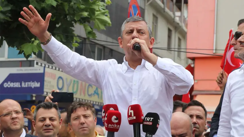Özgür Özel: Köylüsünü, çiftçisini sokağa döktüğümüz otobüslerimizi elimizden aldılar