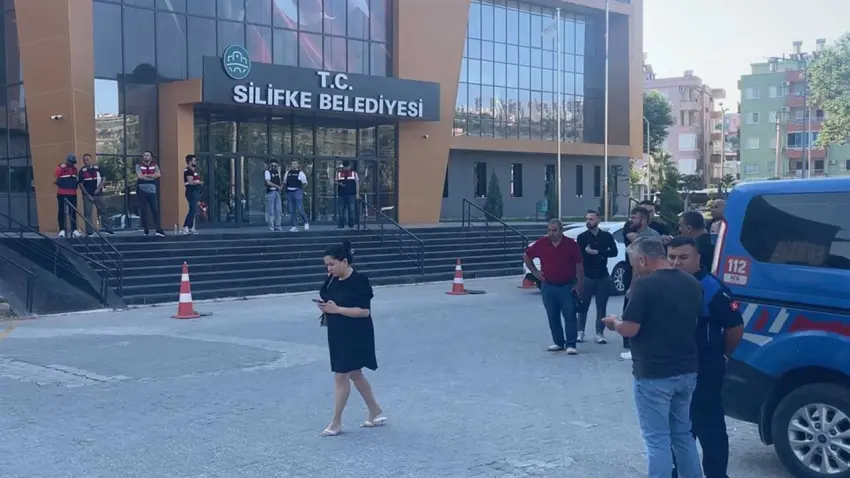 Silifke Belediye'sine operasyon!  Başkan ve çalışanlarına gözaltı haberinin görseli